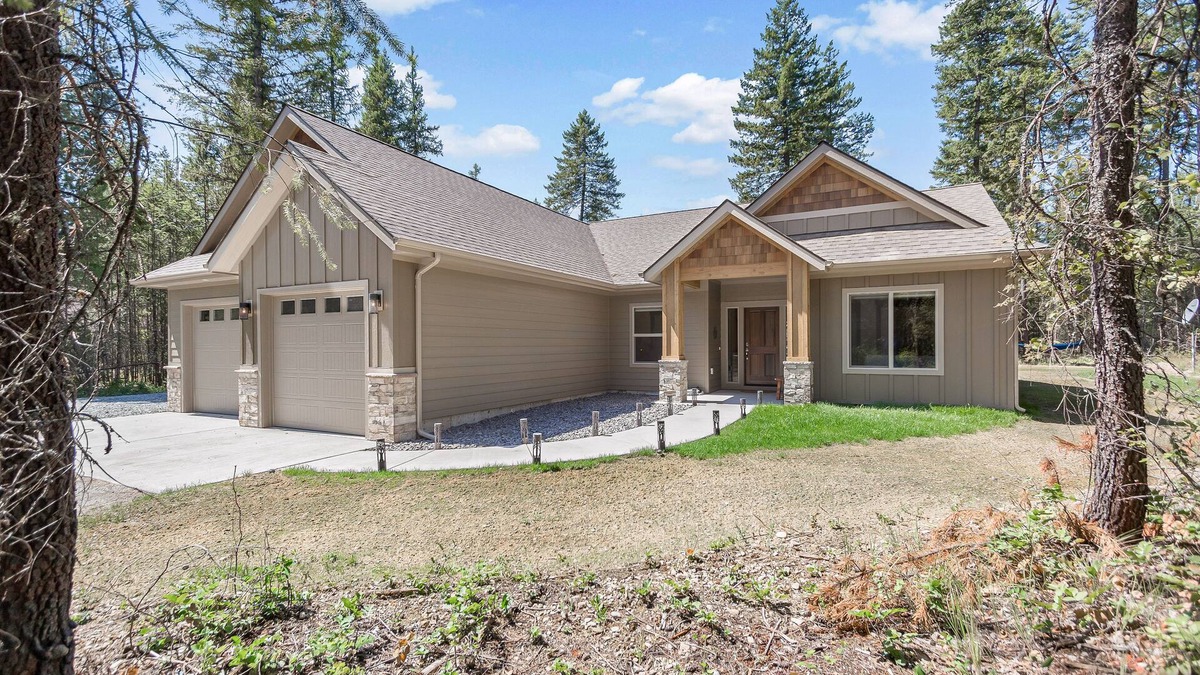 Priest River House | Beautiful dog-friendly home close to river w/central AC, deck, W/D, RV parking