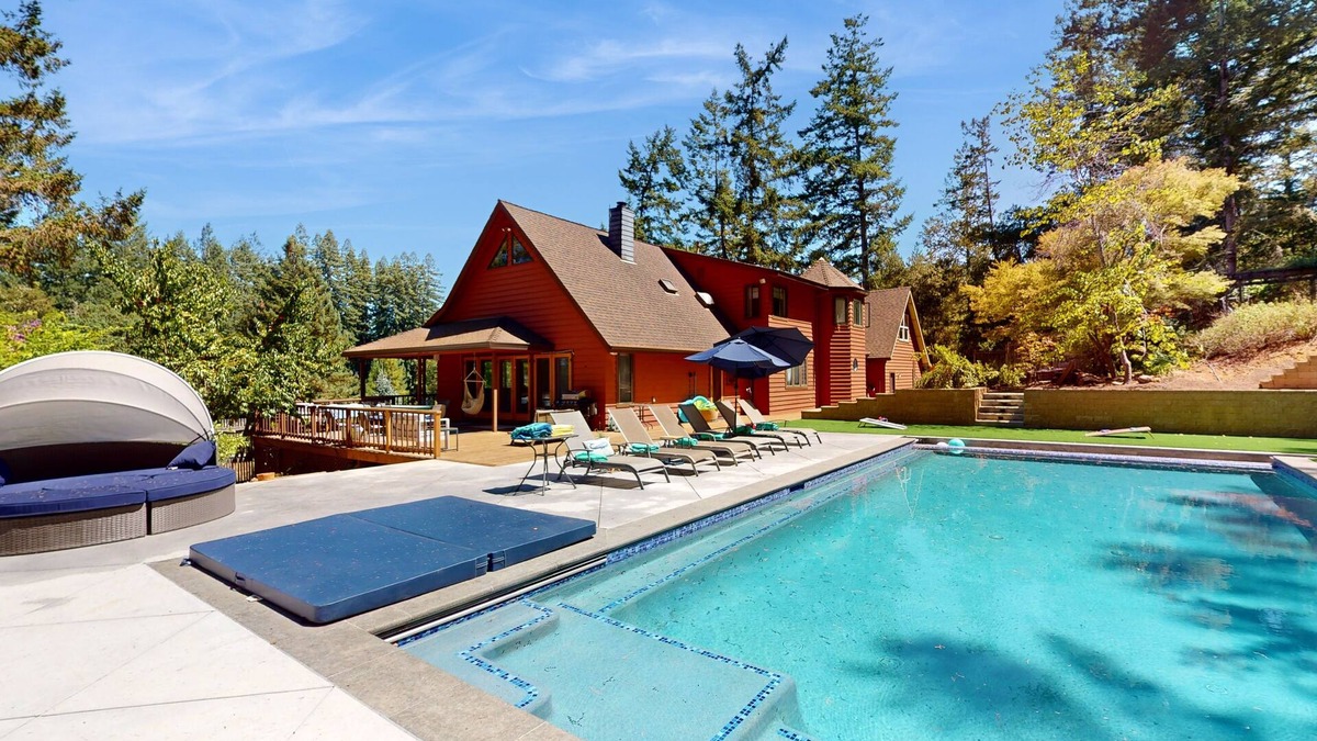 Freestone House | Beautiful dog-friendly Sebastopol home w/private pool & game room