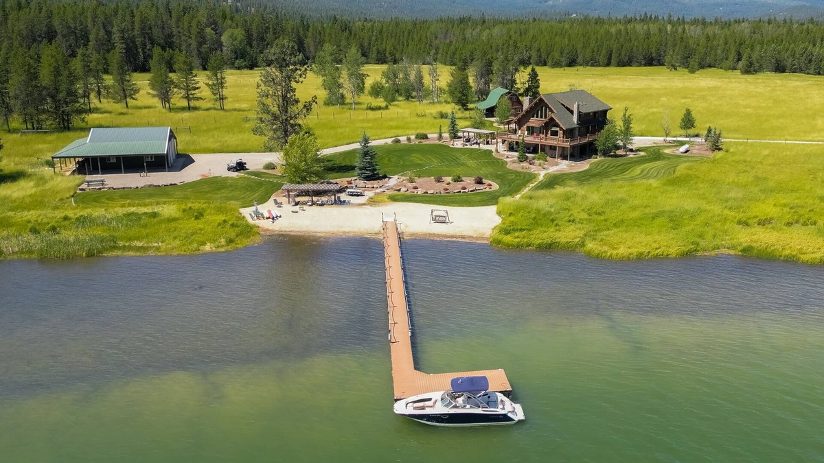 Sagle House | Beautiful, Dog-Friendly Home with WiFi, Private Dock, Beach & Protected Bay