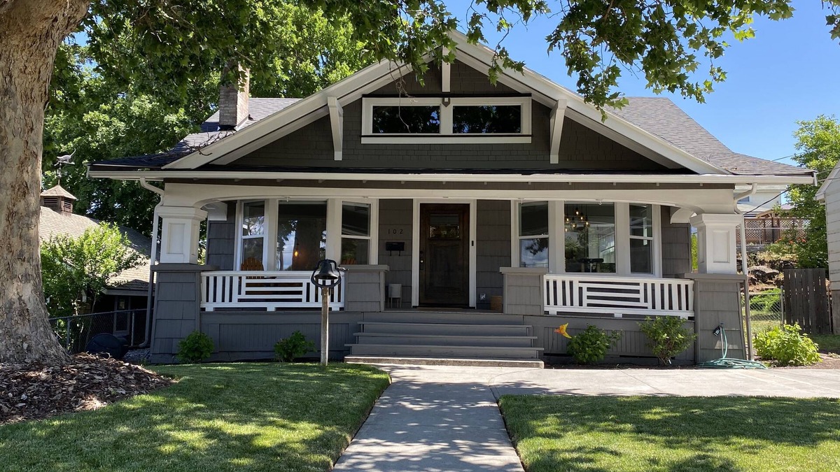 The Dalles House | Beautiful Downtown Craftsman with River View