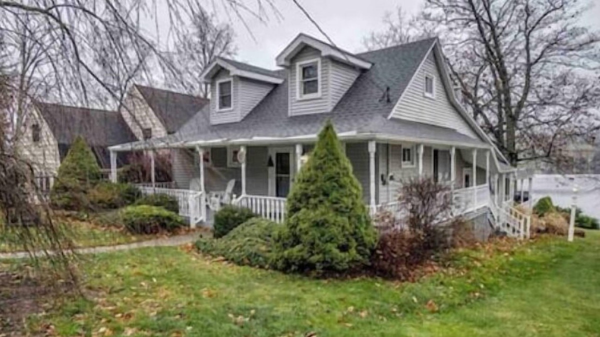 Dundee Cottage | Beautiful East Waneta Lakeside Cottage!