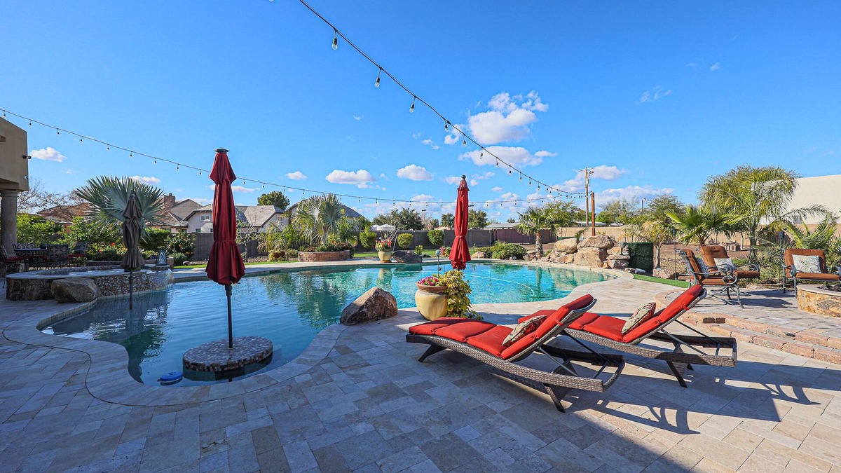 Peoria House | Beautiful Entertainers Dream! Large resort-like pool-Putting green-over 1 acre