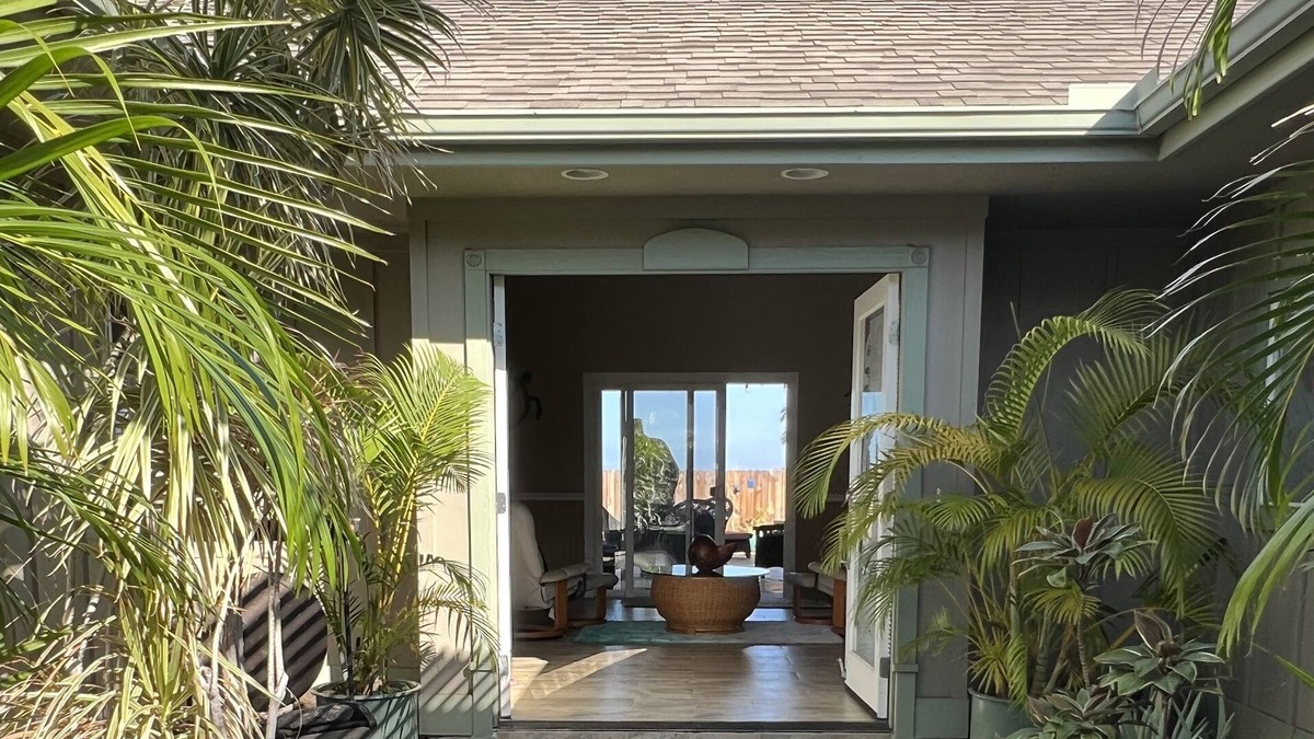 Bluffs House | Beautiful Executive Style home with hot tub-water-features and near the beach.