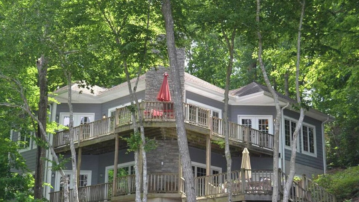 Reed Creek House | Beautiful fall views on Lake Hartwell! Deep cove! Everything you need to relax!