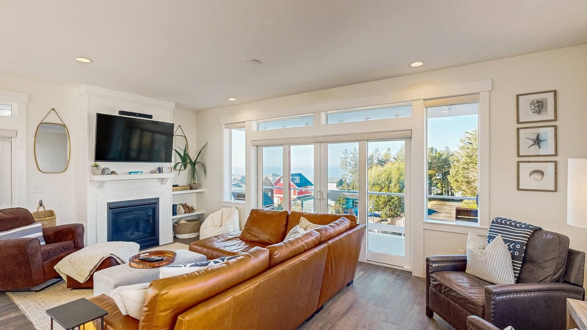 Logsden House | Beautiful family-friendly home with private hot tub, walk to beach, shared pool