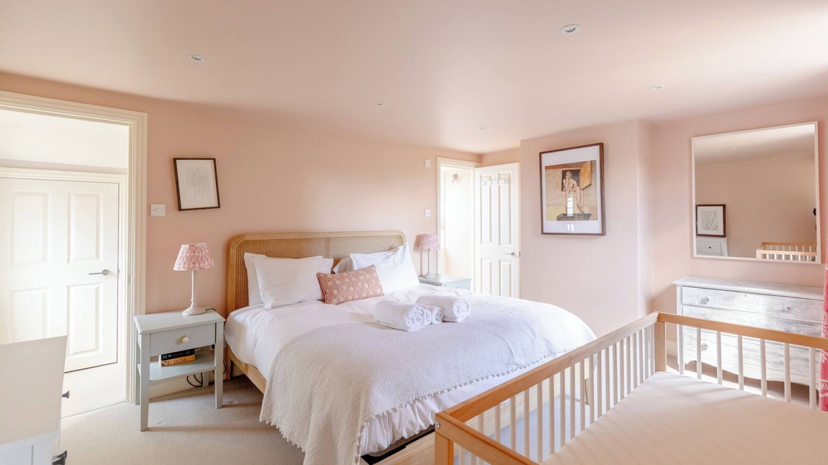 Mortlake Apartment | Beautiful Family-Friendly 3BD House - North Sheen!