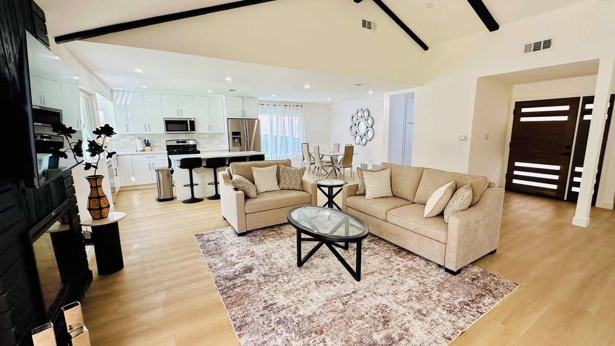 Canyon Country House | Beautiful Family Friendly Canyon Home with Pool & BBQ, 14 mi to Six Flags