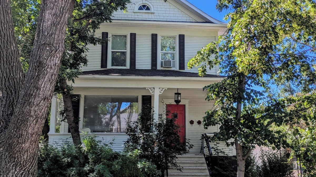 South Lethbridge House | Beautiful Folk Victorian home in the heart of Lethbridge.