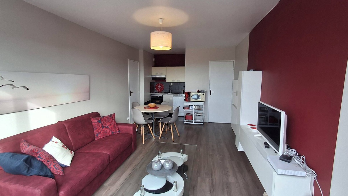 Courseulles-sur-Mer Apartment | Beautiful apartment F2- 50 meters from the beach with balcony -Juno beach