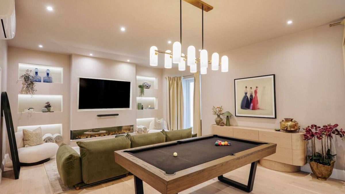 Parsons Green and Walham Apartment | Beautiful Fulham Townhouse with a bar & pool table