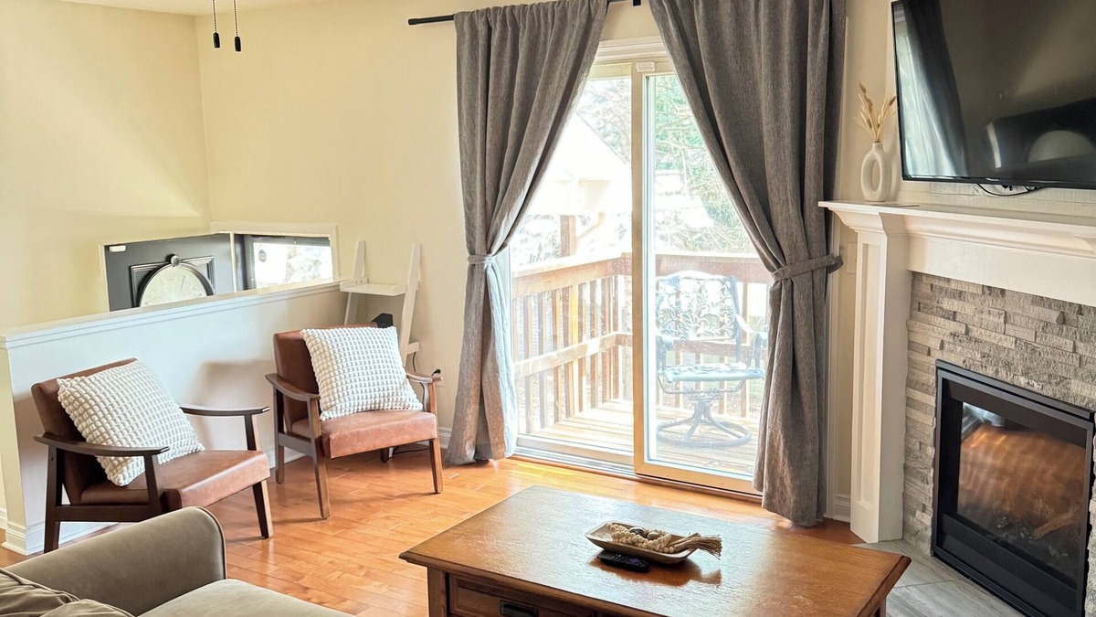 Plymouth Condo | ✨ Beautiful, fully furnished property, parking, wifi, balcony ✨