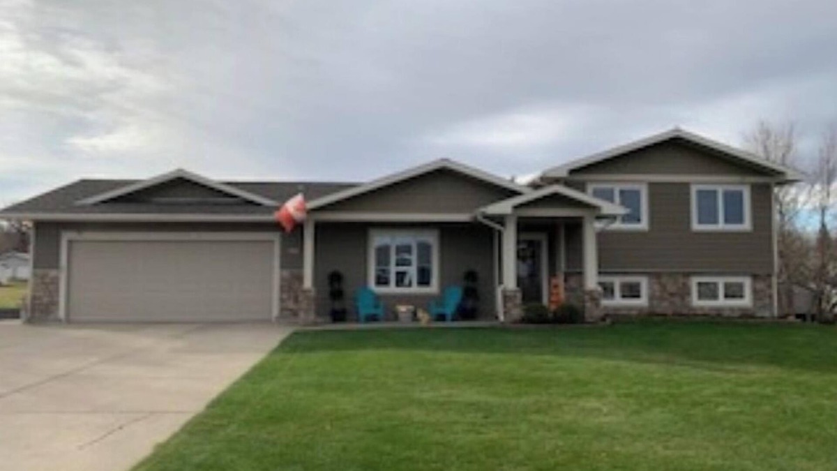 Cardston House | Beautiful fully renovated 4 bedroom house with large open kitchen