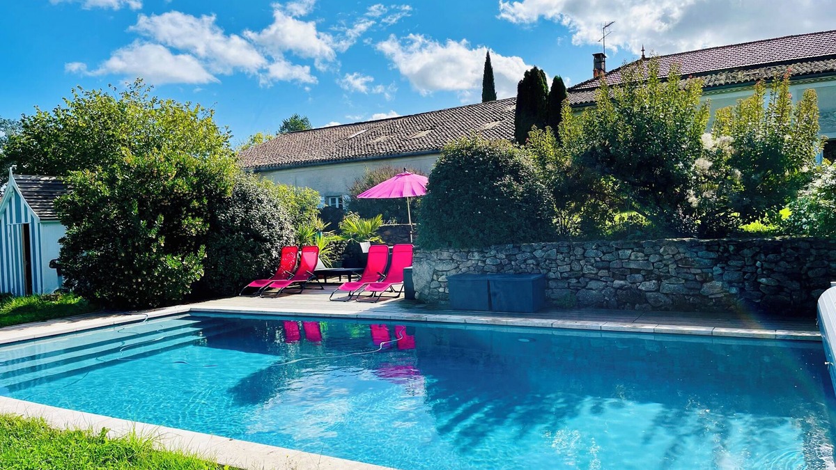 Loubens Cottage | Beautiful gite set among vineyards with hot tub and use of heated swimming pool