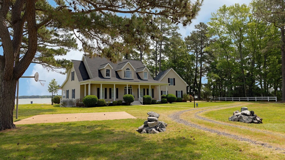 Hallieford House | Beautiful Golden View Bayfront Retreat