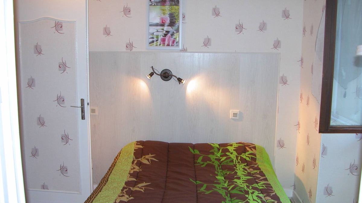 Neris-les-Bains Apartment | Beautiful ground-floor studio facing the thermal baths