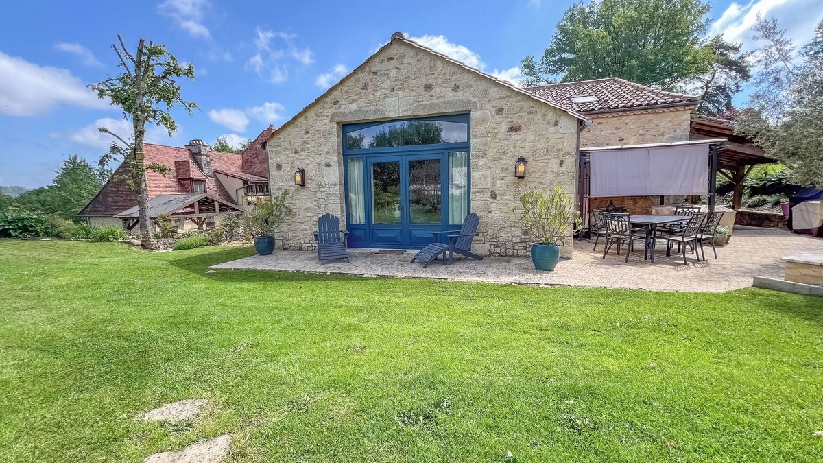 Siorac-en-Perigord Cottage | Beautiful guesthouse on the banks of the Dordogne River in a tranquil setting