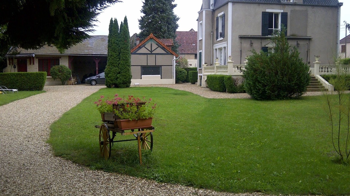 Voutenay-sur-Cure Cottage | Beautiful Guest House