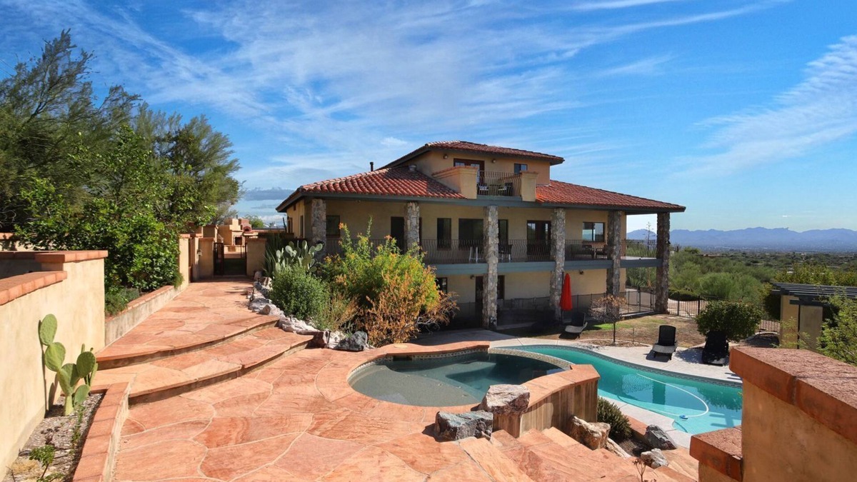 Catalina Foothills Estates House | Beautiful Hacienda: Pool, Spa, Firepit, Outdoor playground, BBQ & Amazing Views!
