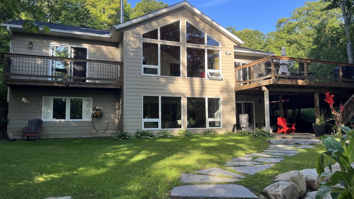 Dysart et al Cottage | Beautiful Haliburton Lakeside Cottage with Hot Tub- Work from Home at the Lake!