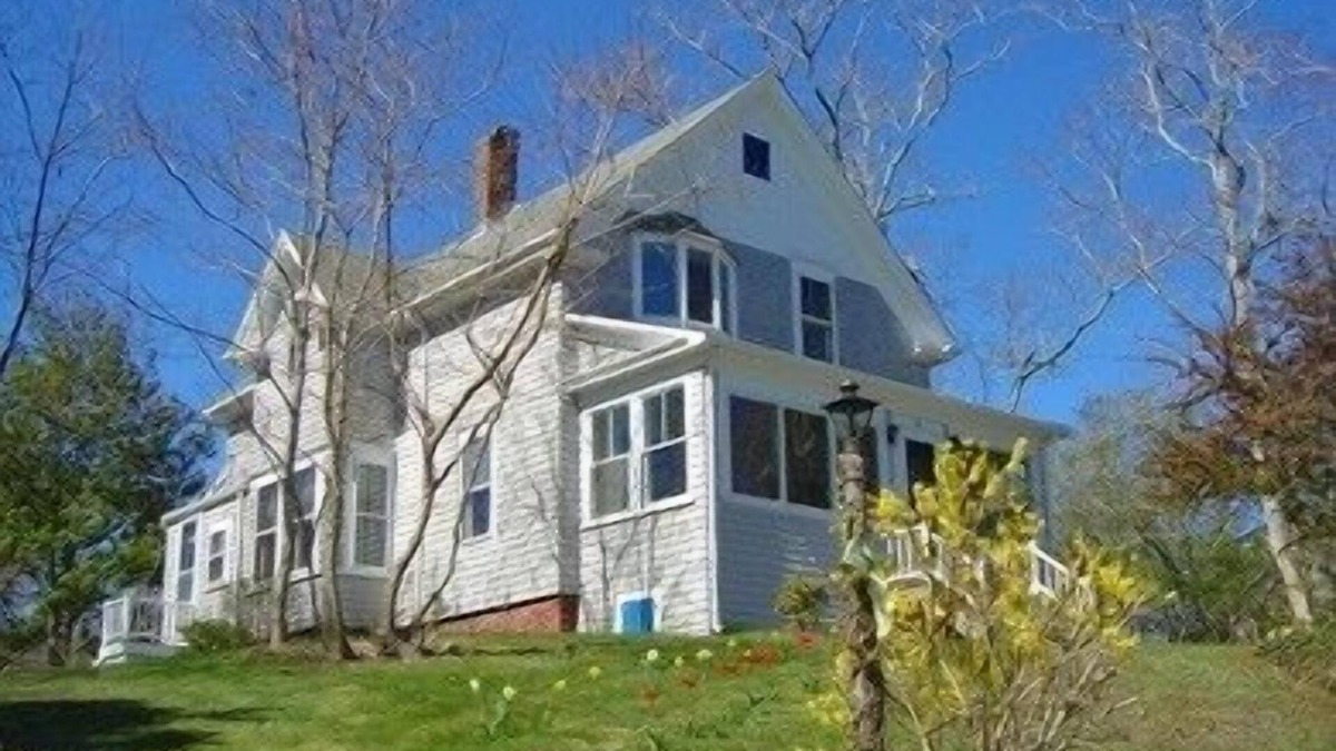 Vineyard Haven House | Beautiful Historic Hilltop Haven -Walk to Town & Water