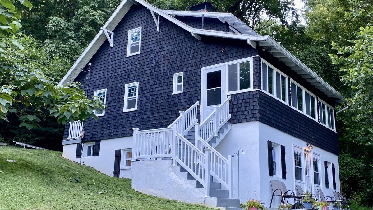 Linden House | Beautiful historic 1916 Farmhouse and Country Home in the Blue Ridge Mountains
