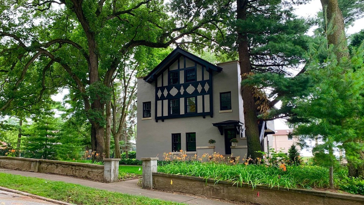 Davenport House | Beautiful historic Carriage House in exclusive McClellan Heights