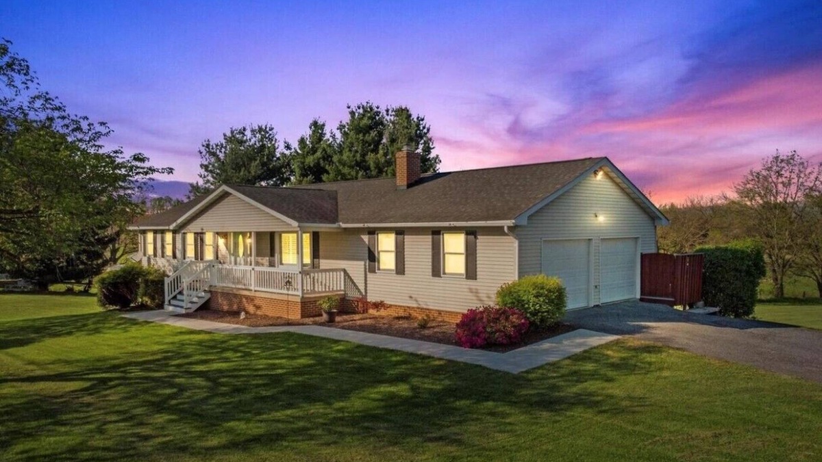 Middletown House | Beautiful historical town, 3 bedrooms, countryside