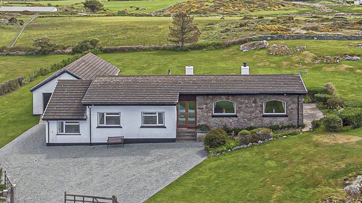 Rhoscolyn House | Beautiful holiday home close to the beach in a rural location Rhoscolyn.