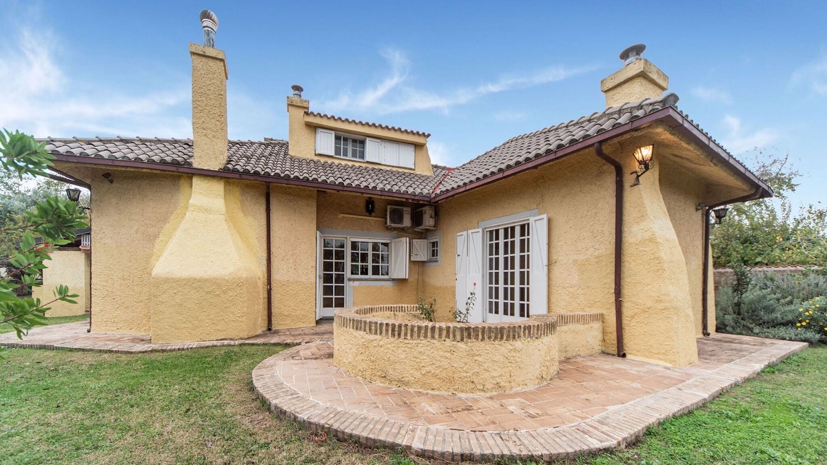 Ardea House | Beautiful holiday home in Ardea with garden