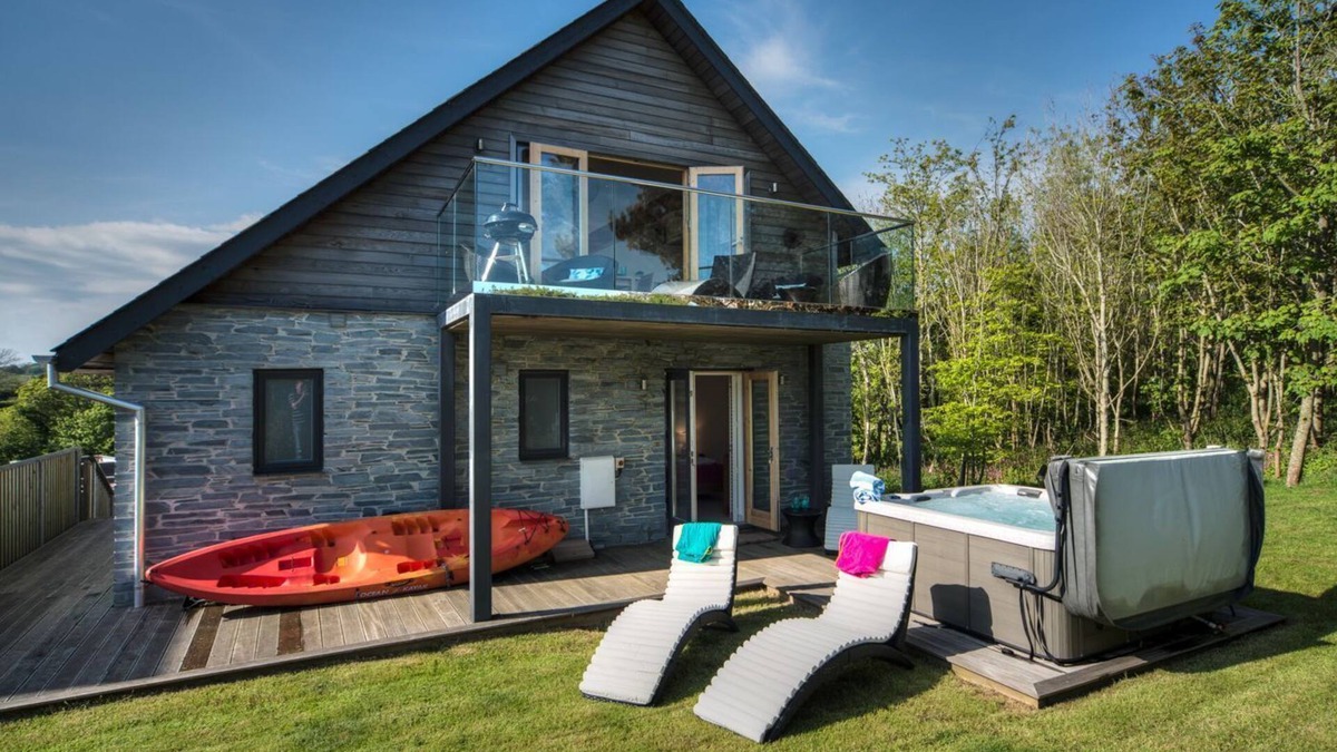 Talland House | Beautiful holiday home with hot tub, just a walk away from Talland beach.