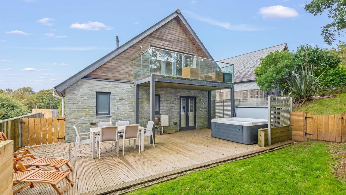 Talland House | Beautiful holiday home with hot tub, just a walk away from Talland beach.