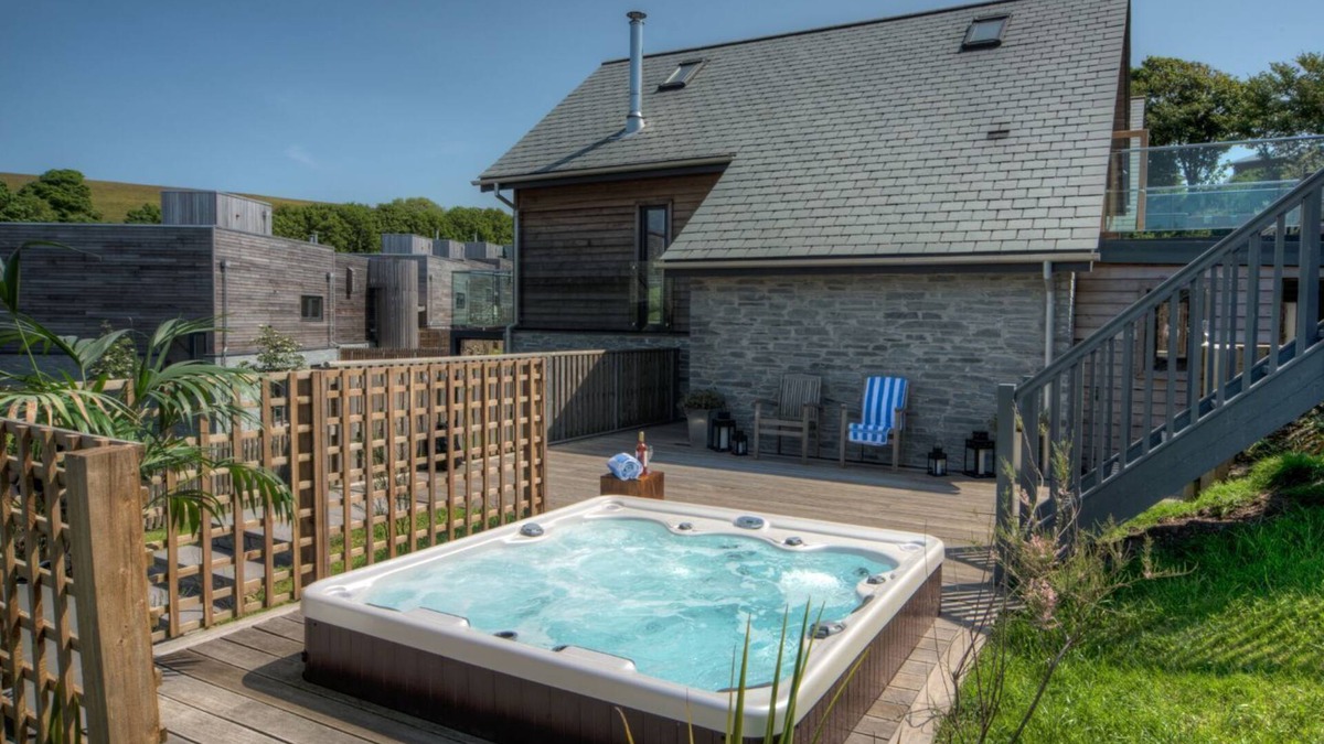 Talland House | Beautiful holiday home with hot tub, just a walk away from Talland beach.