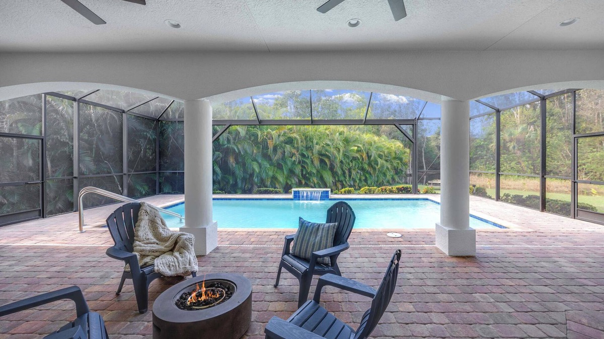 Naples House | BEAUTIFUL HOLIDAY MANSION, IN NAPLES FL, LOCATED ON PRISTINE GOLF COURSE!