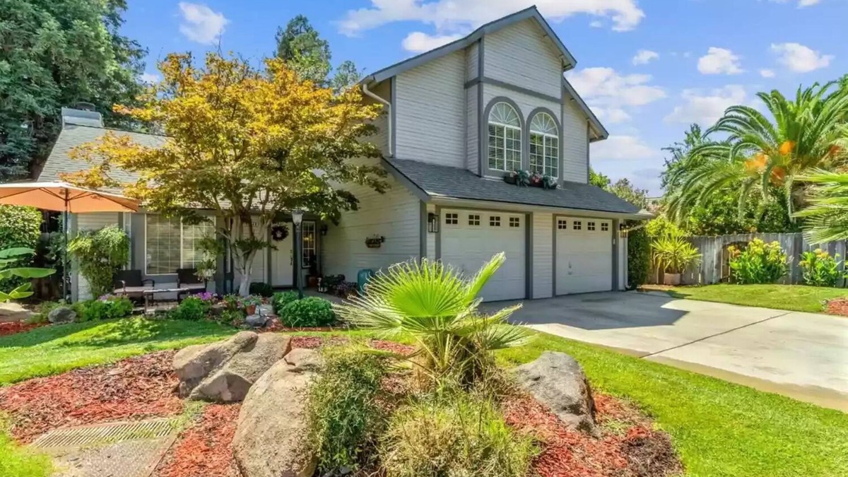 Fresno House | Beautiful Home and Pool in quiet gated neighborhood