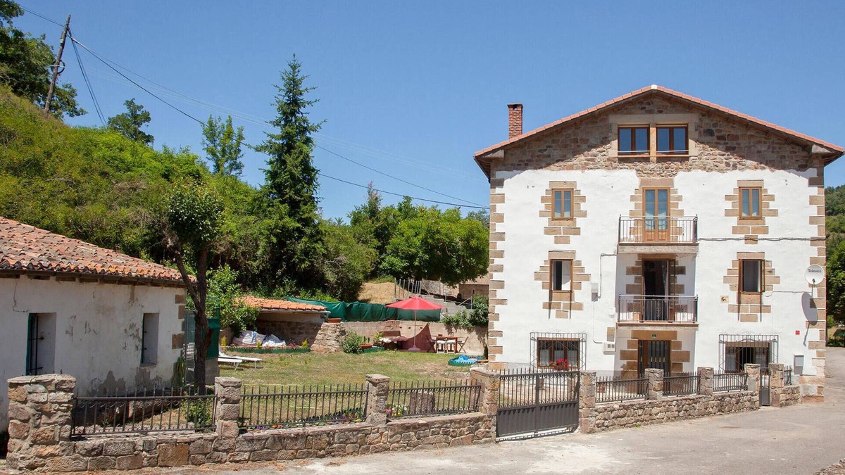 Navamuel House | Beautiful home in Bárcena de Ebro