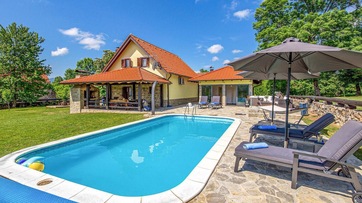 Lovinac House | Beautiful home in Lovinac with sauna