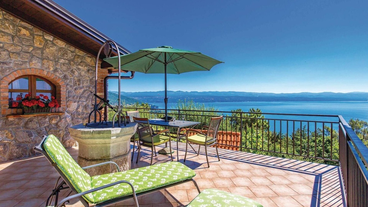 Lovran House | Beautiful home in Lovran with kitchen