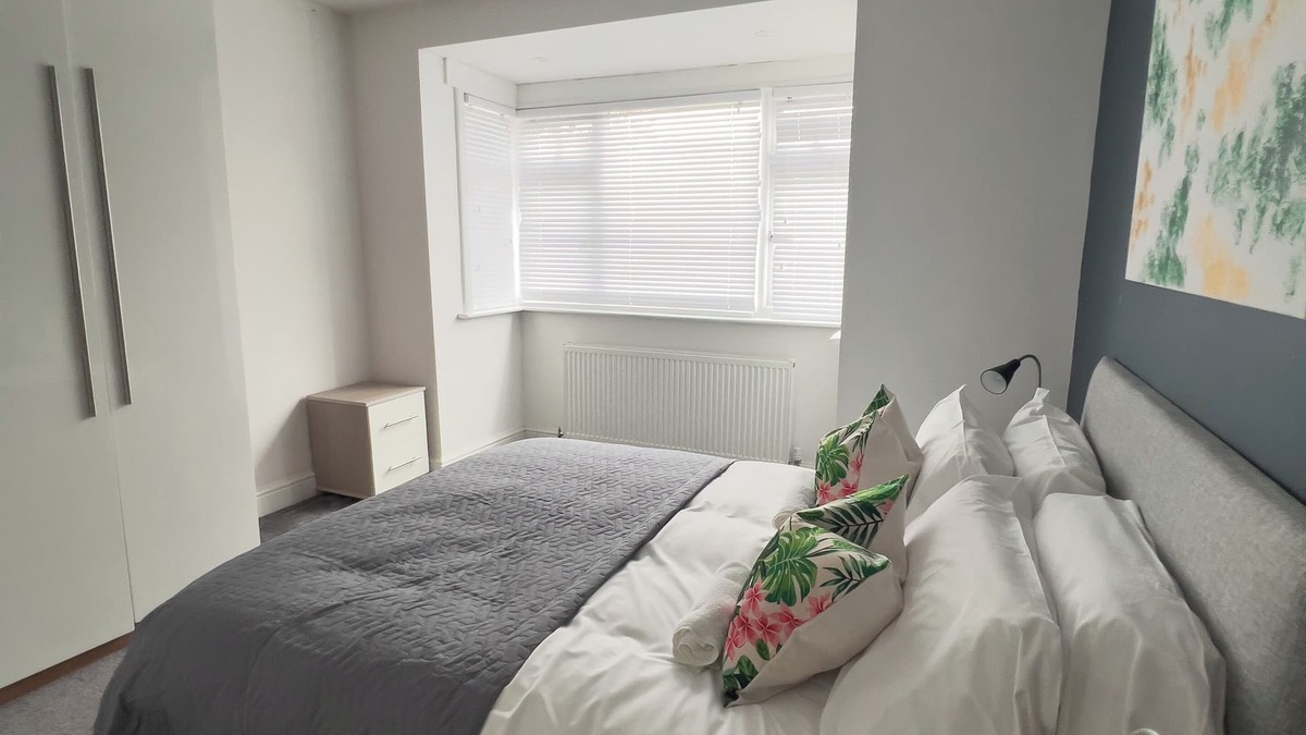 Pettits House | Beautiful Home in Romford East London - Sleeps 9 + Free Parking
