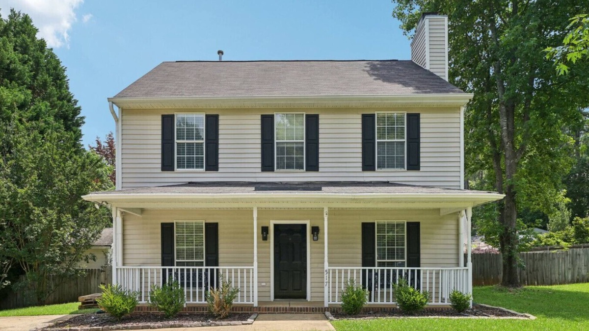 Holly Springs House | Beautiful home in the heart of Holly Springs -just steps from Womble Park