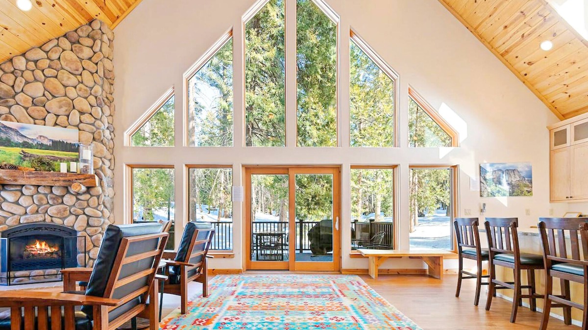 Yosemite National Park House | Beautiful home in the woods with EV charger, deck & Ping-Pong