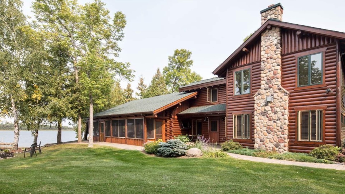 Walker House | Beautiful Home just 25' from shoreline of Leech Lake just 5 minutes from Walker