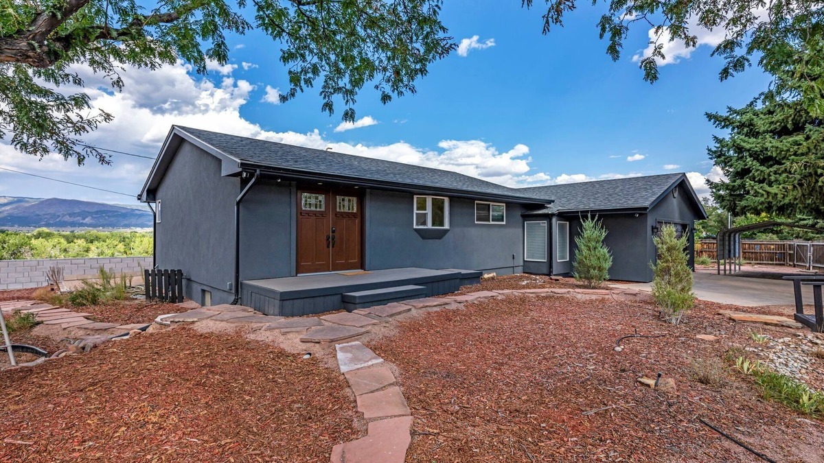 Lincoln Park House | Beautiful home on the bluff overlooking river and mountain views with hot tub!