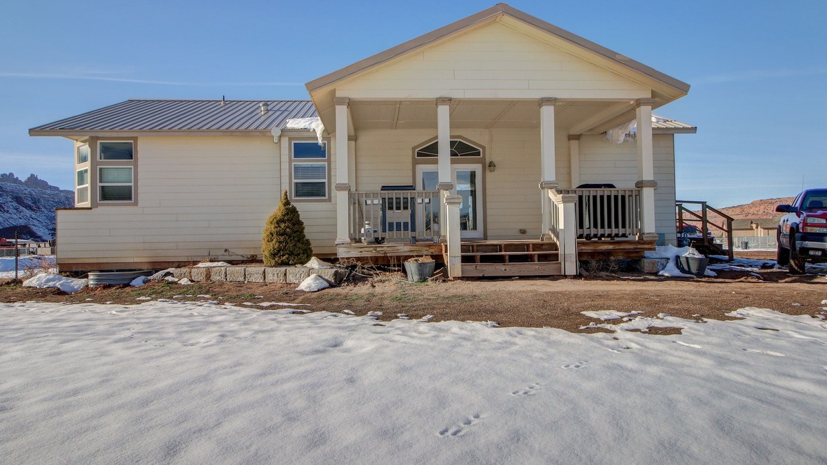 Moab South Valley House | Beautiful home w/covered decks & grills - great for large groups