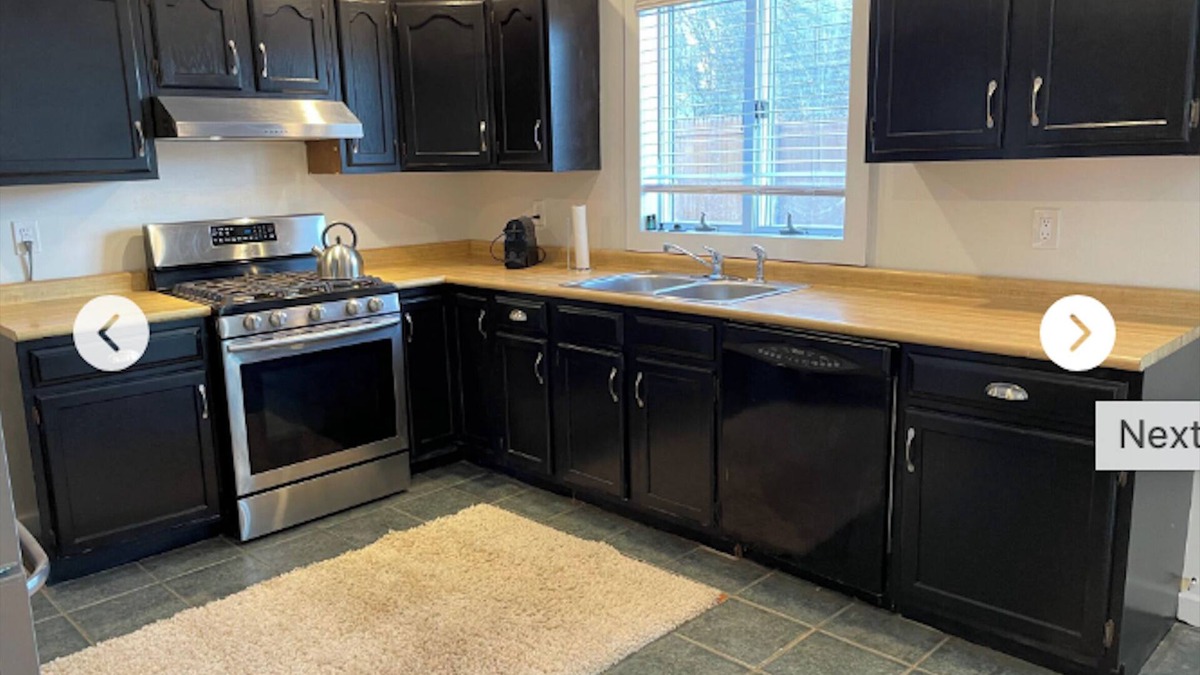 Tivoli House | Beautiful Home w Deck and Fenced Yard Walking To Town of Tivoli