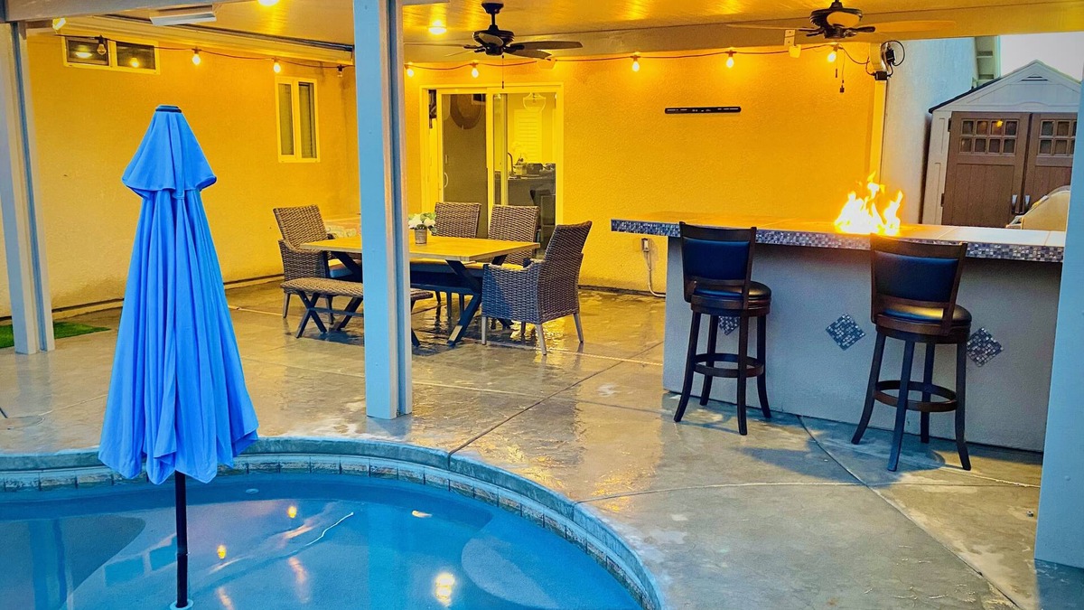 Fresno House | Beautiful home W/Pool, Spa, Fire pit & Outdoor grill.