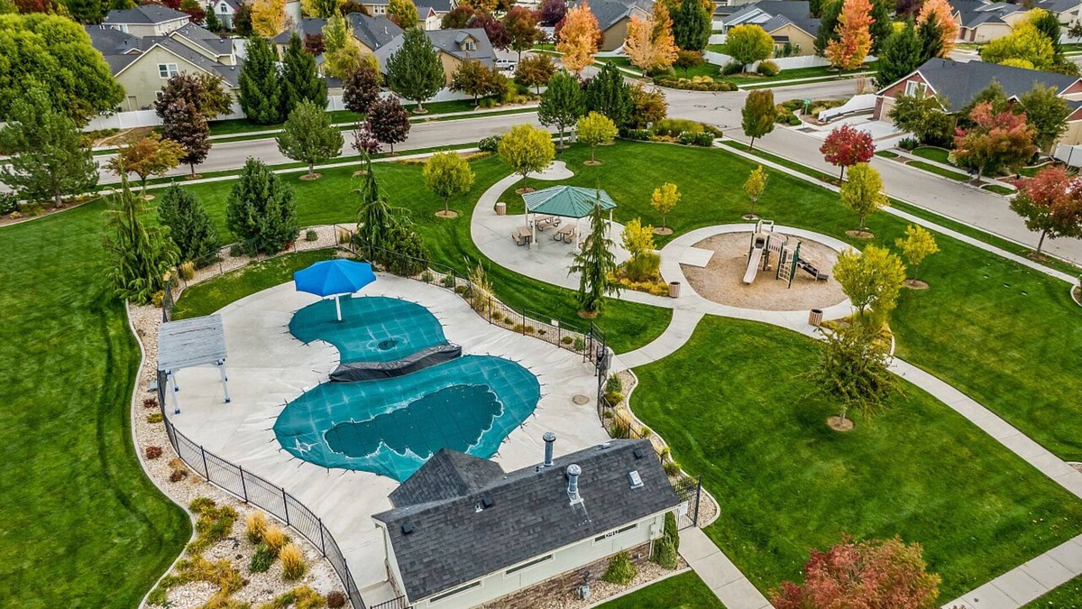 Nampa House | Beautiful Home with HOT TUB, COMMUNITY POOL & GAME ROOM.