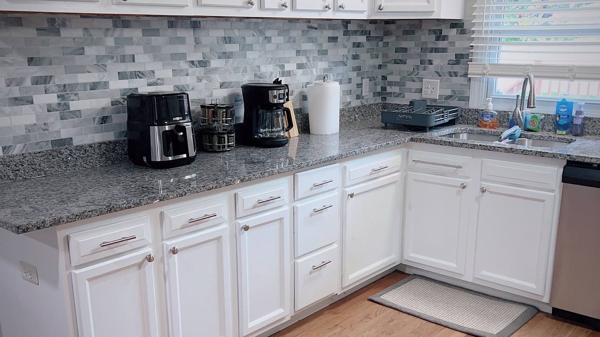 Hazel Park House | Beautiful home with In-ground pool, pool house, king bed and oval jetted tub