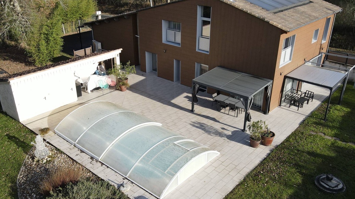 Laruscade Cottage | Beautiful house 170 m2, heated and covered swimming pool, jacuzzi, classified 4 stars.