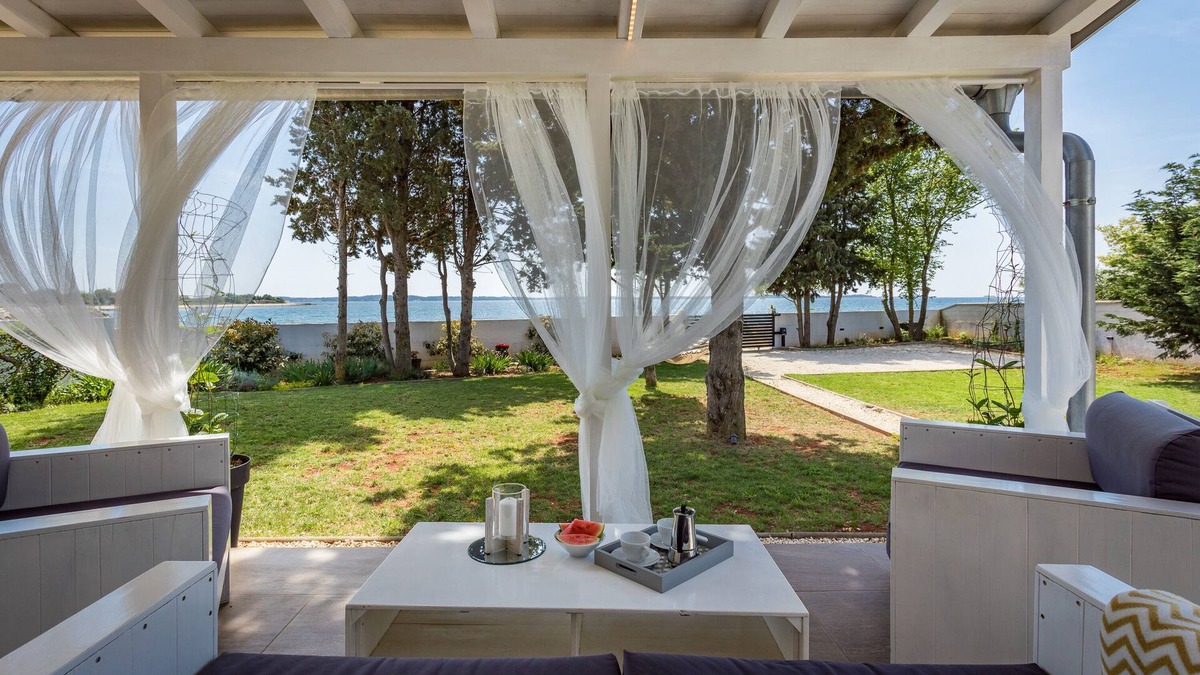 Peroj Villa | Beautiful house 20 meters from sea, free Wi-Fi