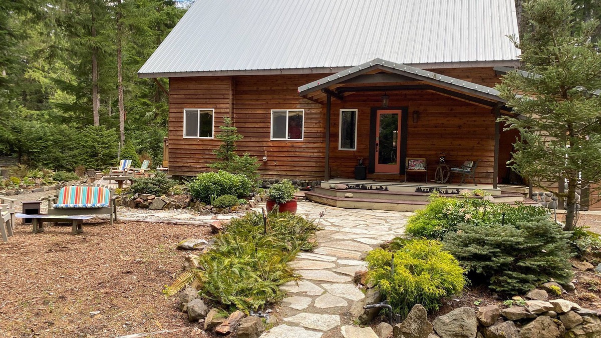 Enumclaw House | Beautiful House near Mt. Rainier National Park and Crystal Mountain Ski Resort